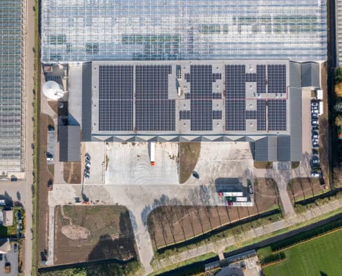 zonnepanelen en transformatorstation
