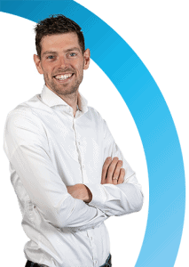 Een man in een wit button-down overhemd staat met gekruiste armen te glimlachen voor een witte achtergrond met een blauwe gebogen lijn.