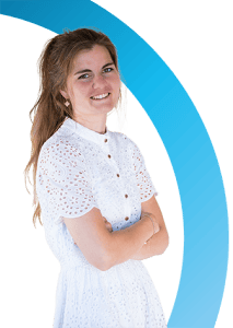 Jonge vrouw met lang bruin haar die een witte eyelet jurk draagt, staand met gekruiste armen en glimlachend voor een witte achtergrond met een blauw gebogen grafisch element.