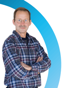 Een man met een bril en een geruit overhemd staat met gekruiste armen voor een witte achtergrond met een blauw gebogen grafisch element, perfect voor een 