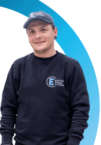 Een persoon met een marineblauw petje en sweatshirt met het 